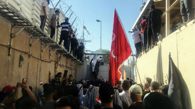 Хиляди поддръжници на шиитския популистки духовник Моктада Садр проведоха протест