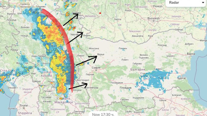 Силни гръмотевични бури връхлитат Балканите, има риск от градушки над Западна България