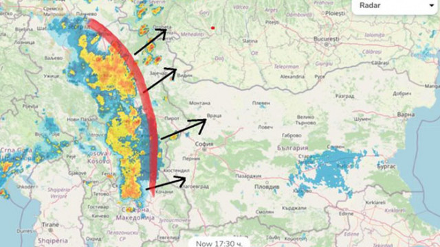 Силни гръмотевични бури връхлитат Балканите, има риск от градушки над Западна България