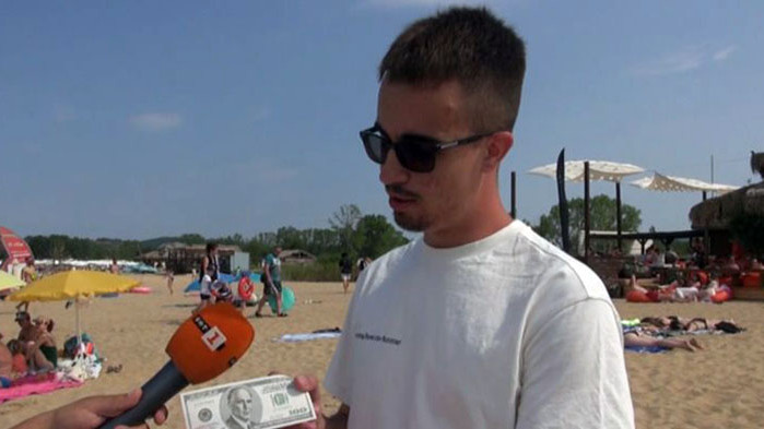 Каскадата беше извършена от професионалисти. Висящите хора от хеликоптера също