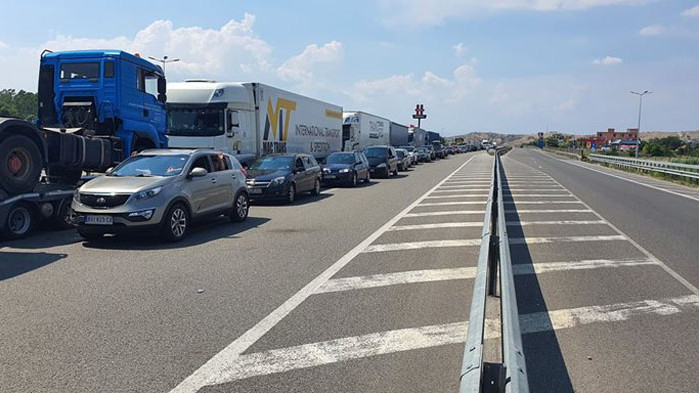 Интензивен е трафикът на граничните контролно-пропускателни пунктове (ГКПП) с Румъния,