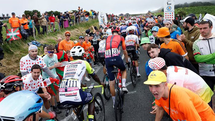 Колоездачи в "Тур дьо Франс" спукаха гуми заради хвърлени пирони по пътя