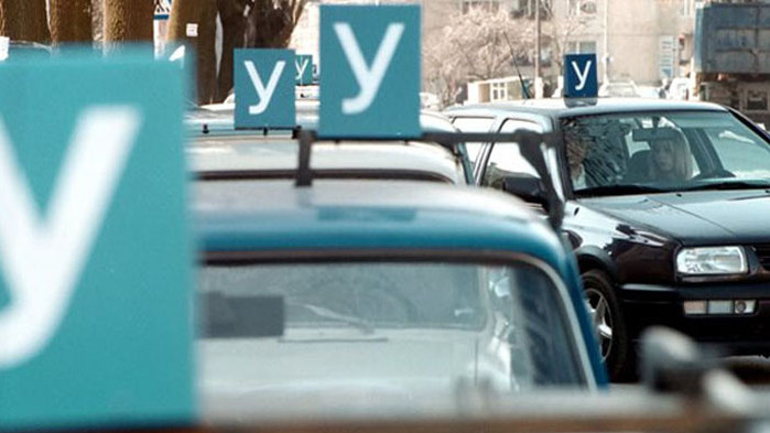 С видео въпроси и нова техника младите шофьори ще получават