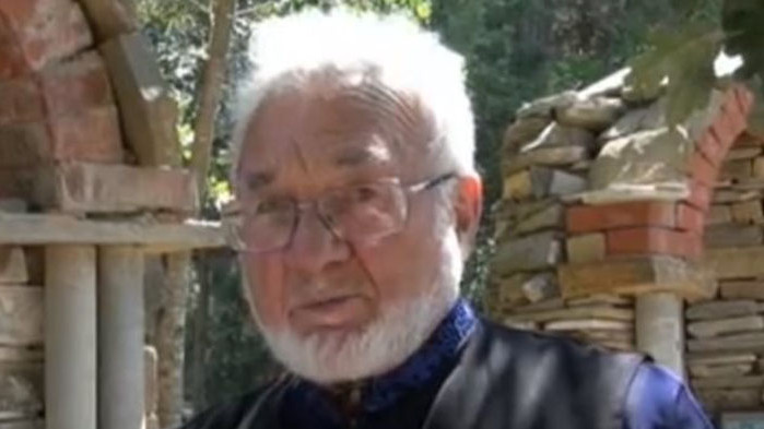 80-годишният отец Петър изградил 40 каменни параклиса край "Свети Влас"