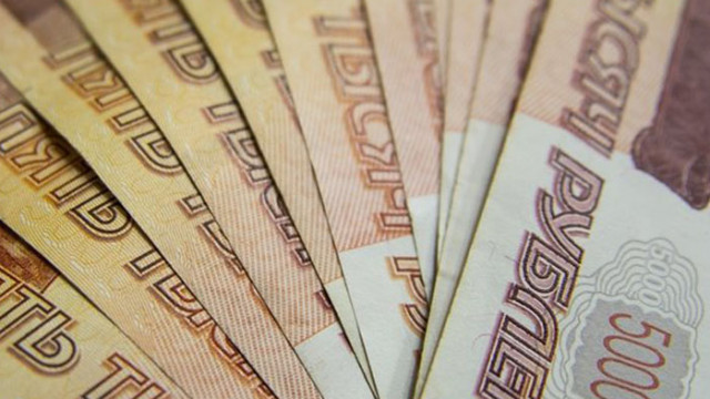 Руската рубла продължи да отслабва и в сутрешната търговия днес