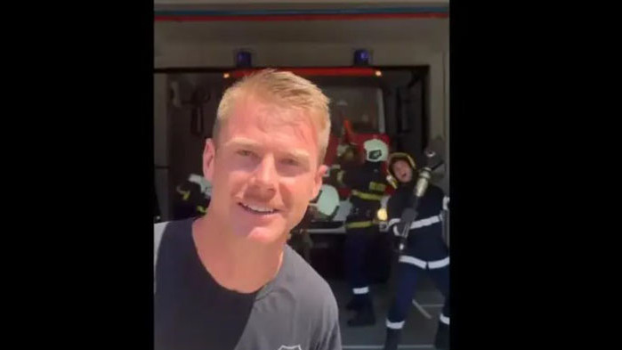 Танцуващи пожарникари от Казанлък взривиха мрежата (ВИДЕО)