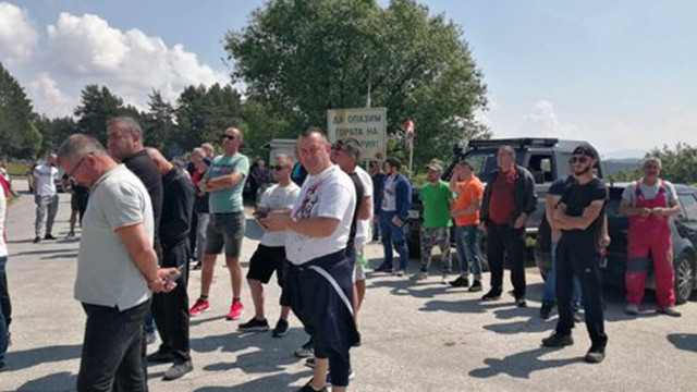 Десетки жители на община Доспат се събраха на спонтанен протест