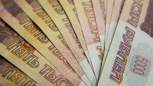 Руската рубла падна в днешната търговия до под 90 за