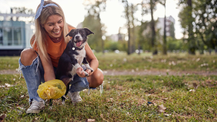 Защо е важно да почистваме оставените изпражнения след кучето си, когато сме навън