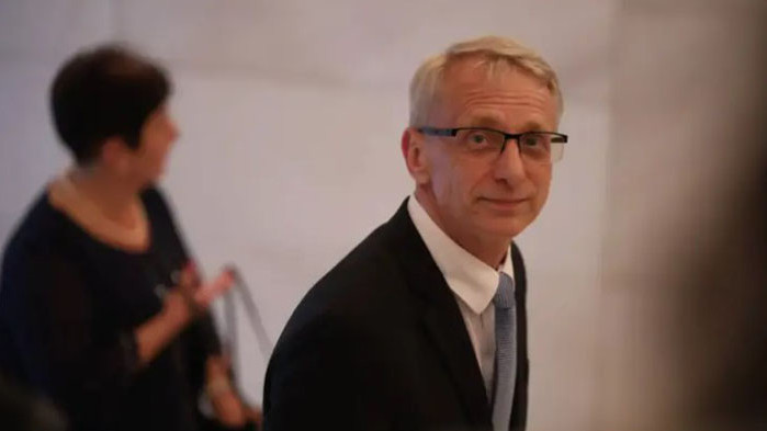 Предозиране: Бенатова обидена на Денков, че я бърка с Беновска