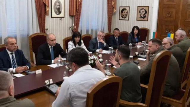 Смутеният български президент помоли медиите да напуснат Украинският президент Володимир
