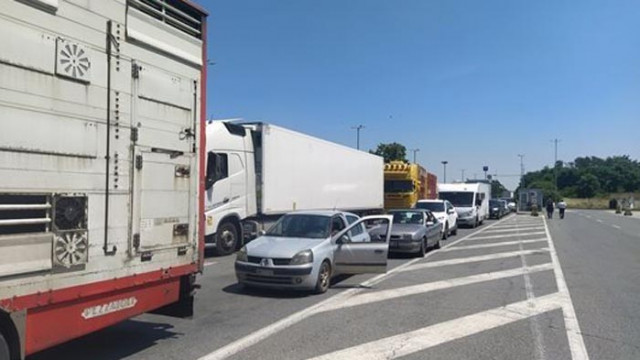 Интензивен е трафикът на граничните пунктове с Гърция Румъния и
