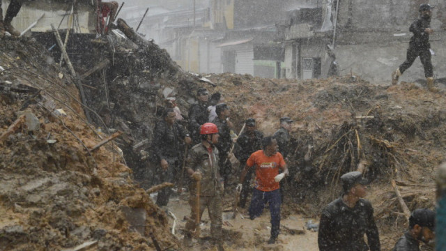 Най малко 14 са загиналите след срутването на жилищна сграда