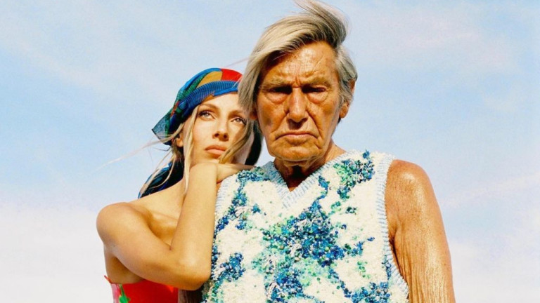 Той е изтънчен, с бронзов загар, непринудено готин и е