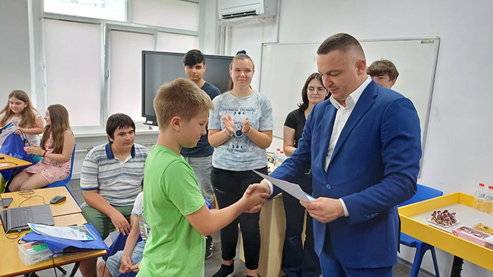 Първите участници в курса по роботика получиха награди