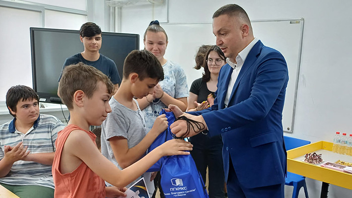 Първите участници в курса по роботика получиха награди