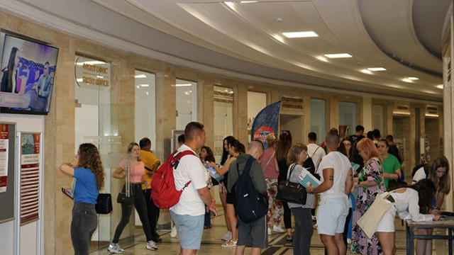 В Икономически университет – Варна започна записването на новоприетите студенти