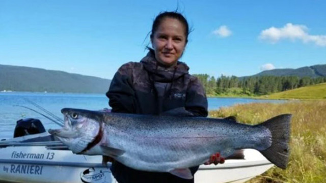 Туристи извадиха гигантска риба от водите на яз Доспат съобщава вестник
