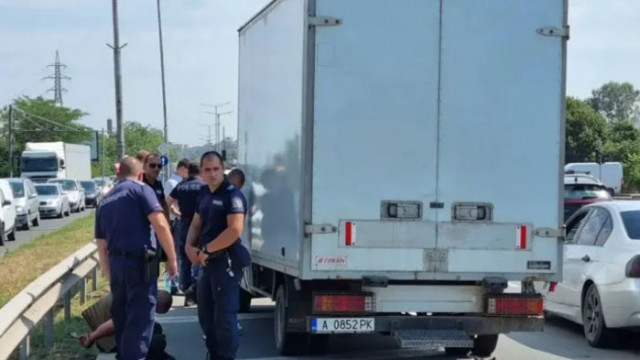 След гонка с полицията в Бургас задържаха 18 мигранти скрити