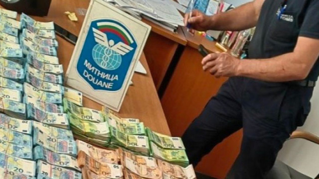 Митническите служители на МП Капитан Андреево са открили  недекларирана валута на