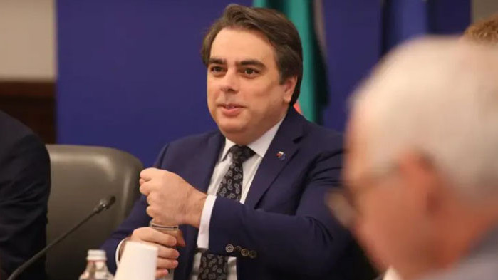 След влизането си в Министерството на финансите, Асен Василев реши,