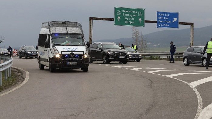 От небрандирани коли екипи на полицията дебнат нарушители на АМ