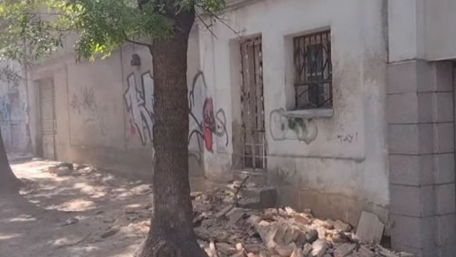 Срути се част от фасадата на къща във Варна
