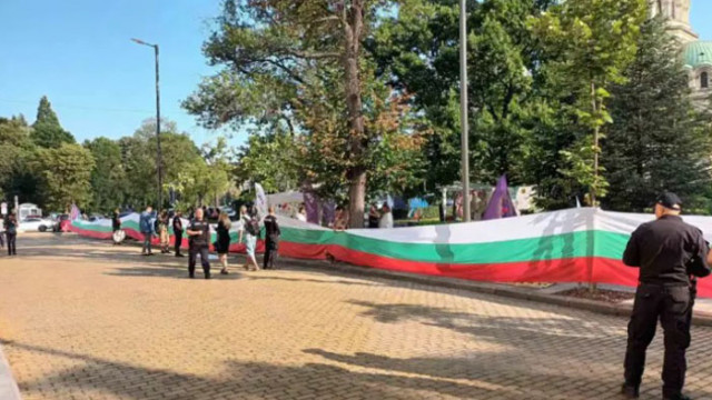 Представители на Конфедерацията на независимите синдикати в България КНСБ излязоха