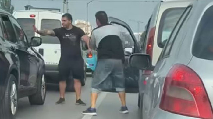 Двама мъже се сбиха, докато чакат на светофар на булевард