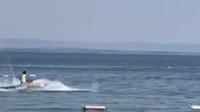 Деца карат джетове с висока скорост в морето. За това