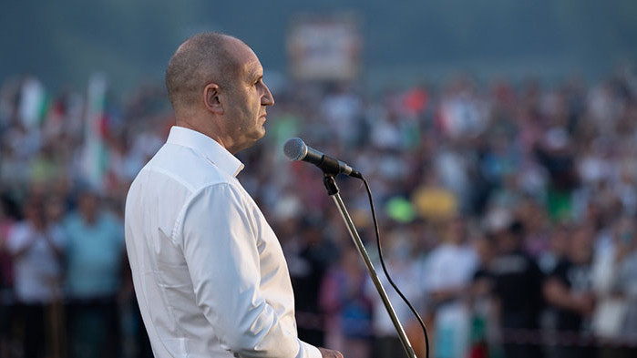 Стефан Ташев: Въоръжени пазванти пазят Радев от „народната любов“