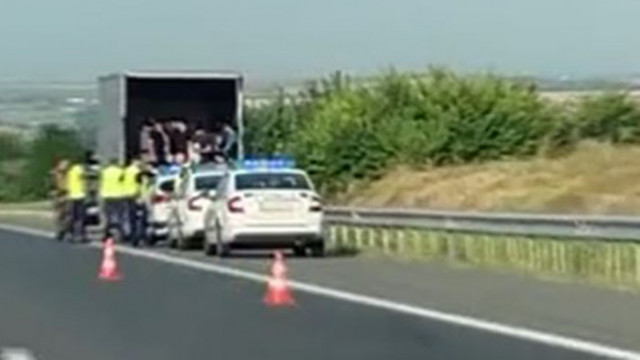 Задържаха 76 мигранти в камион на магистрала "Тракия"