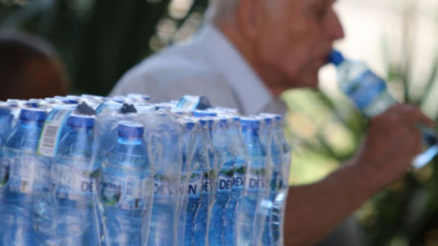 Раздават бутилирана минерална вода в София заради жегата
