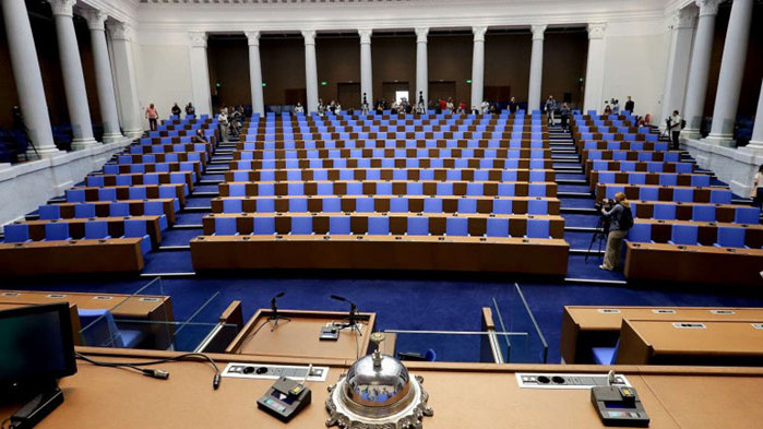 Депутатите гласуват оставките на правосъдния министър и на шефката на ЦИК