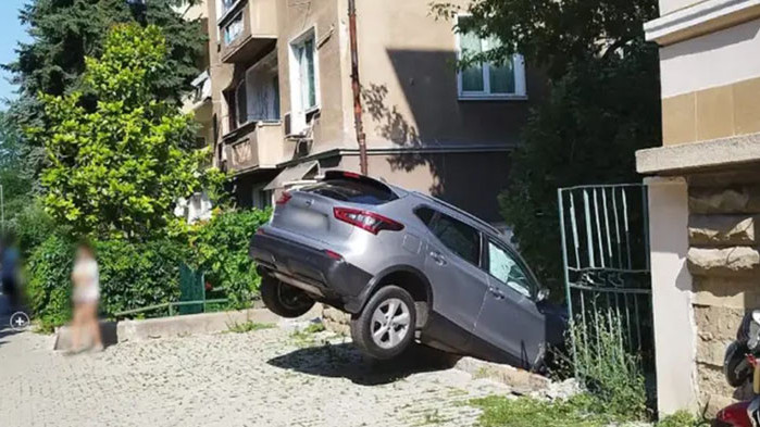 Лек автомобил се заби в двор на кооперация в старата