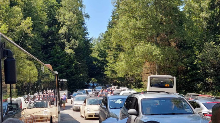 Блокада на пътя за местността Златните мостове на Витоша. Стотици автомобили