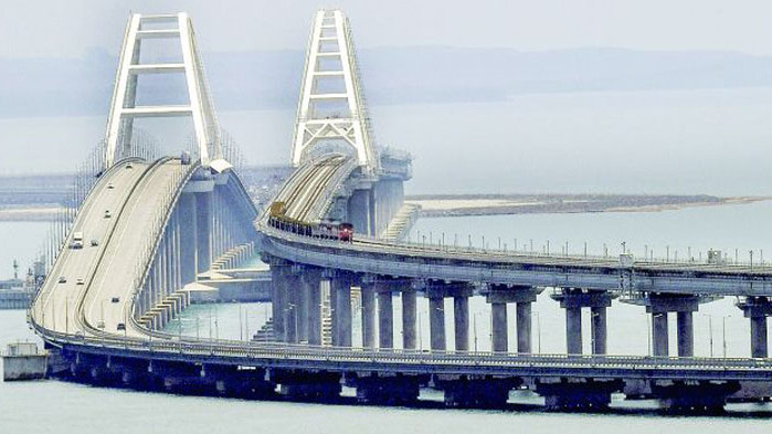 Част от Кримския мост пропадна, има загинали