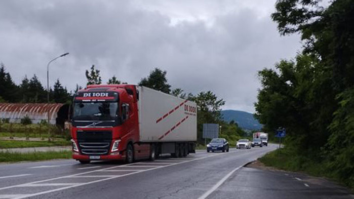 Протест срещу денонощен терор от преминаващи тирове започват в Червен