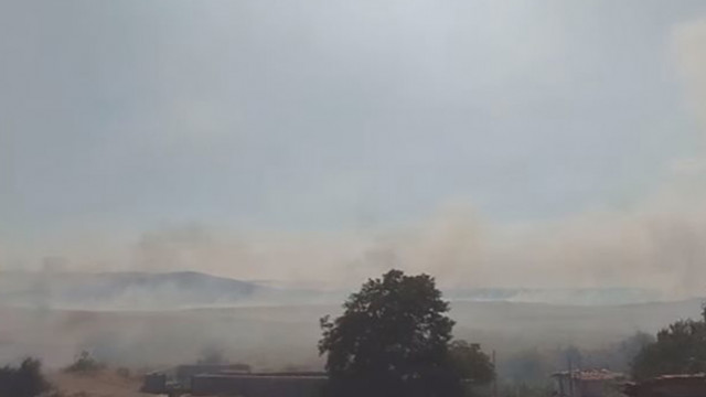 Голям пожар бушува край Карнобат Огънят е тръгнал около 15 00