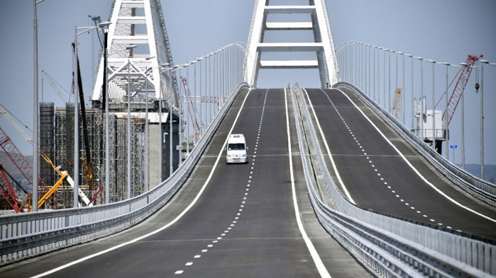 Частично е възстановено движението на автомобили по Кримския мост, който беше