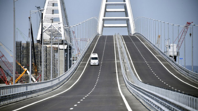 Частично е възстановено движението на автомобили по Кримския мост който беше