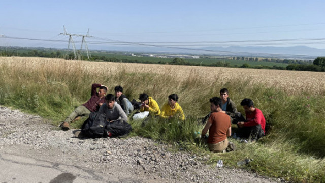 Заловиха румънци да превозват 11 нелегални мигранти в Пловдивско