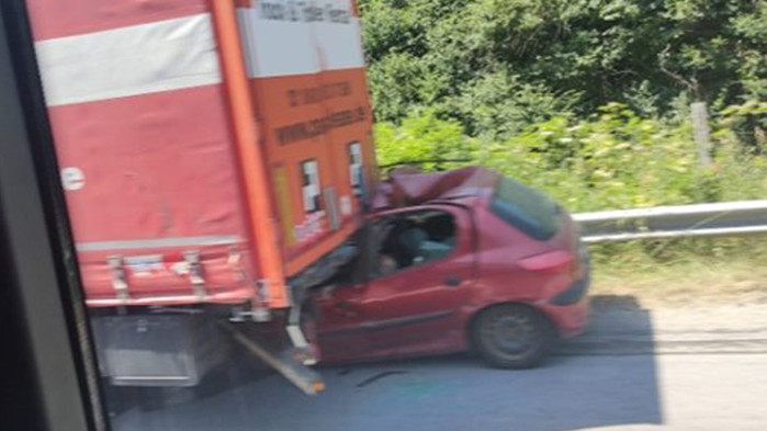 Тежка катастрофа е станала на АМ Хемус. Пежо се е врязало