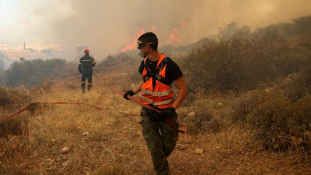 Заради пожар на остров Родос гръцките власти издадоха заповед за