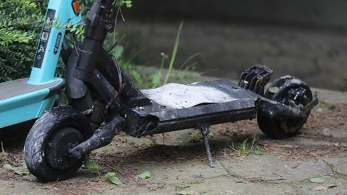 Пореден инцидент с електрическа тротинетка. Той е от Великобритания. Превозното