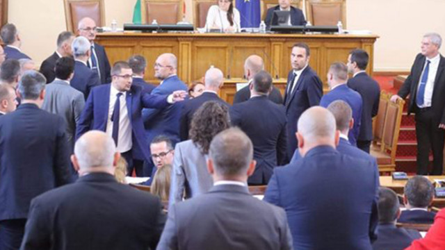 Пореден скандал в парламента за концесията на "Лукойл", опитват да я прекратят окончателно