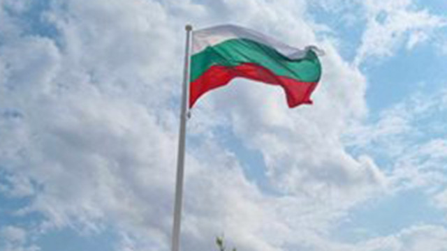 Деветметрови пилони с националния трибагреник на България са разположени на