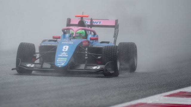 Технически проблеми с автомобила дръпнаха назад българския пилот във Формула