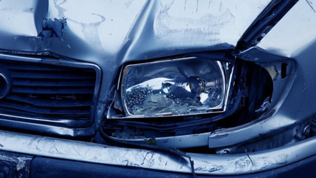 Български и румънски автомобил са се ударили челно по пътя