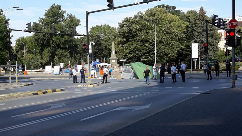 Полицията във Варна освобождава кръстовището пред общината